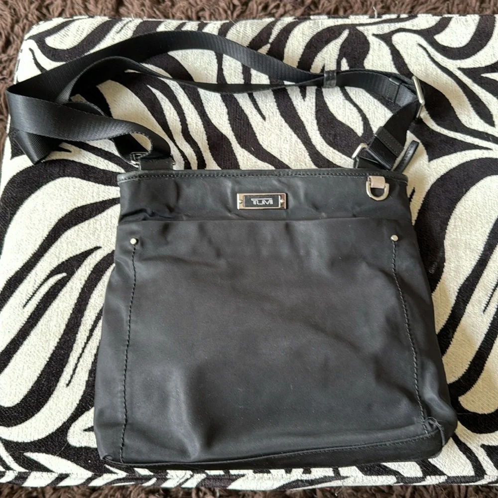Tumi nylon crossbody bag in black I think it’s the voyager - Picture 12 of 16